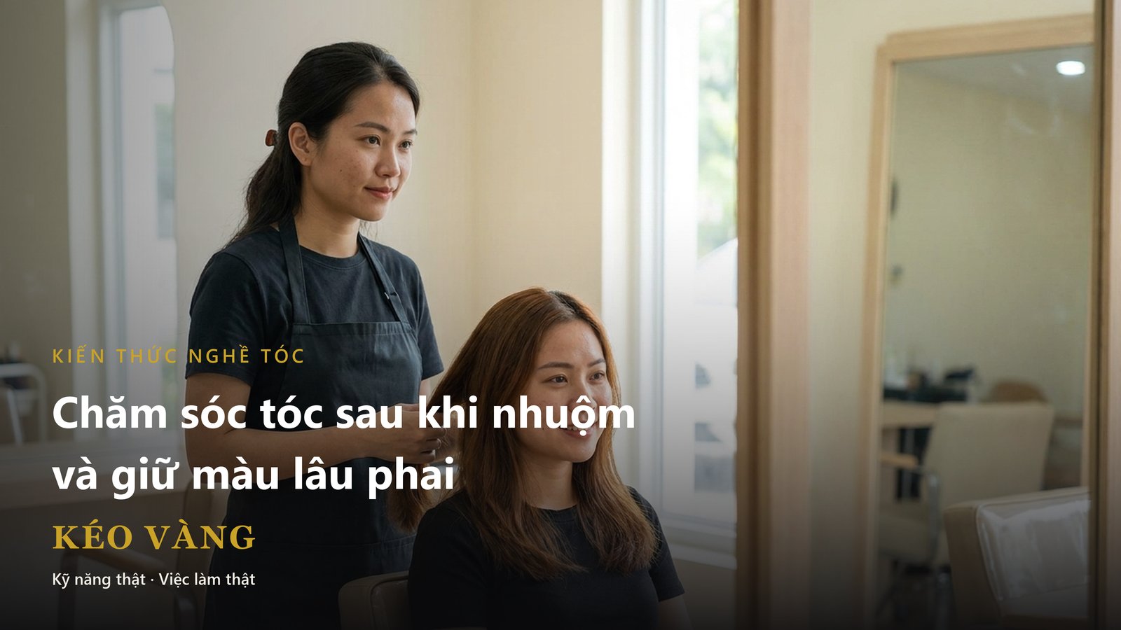 Cách chăm sóc tóc sau khi nhuộm: thợ tóc kiểm tra màu tóc mới nhuộm cho khách tại salon