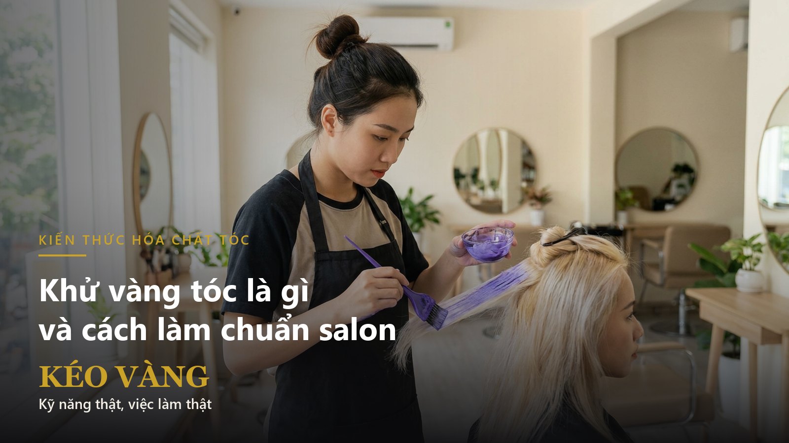 Thợ tóc nữ trẻ người Việt thoa toner tím khử vàng lên mái tóc tẩy sáng của khách tại salon