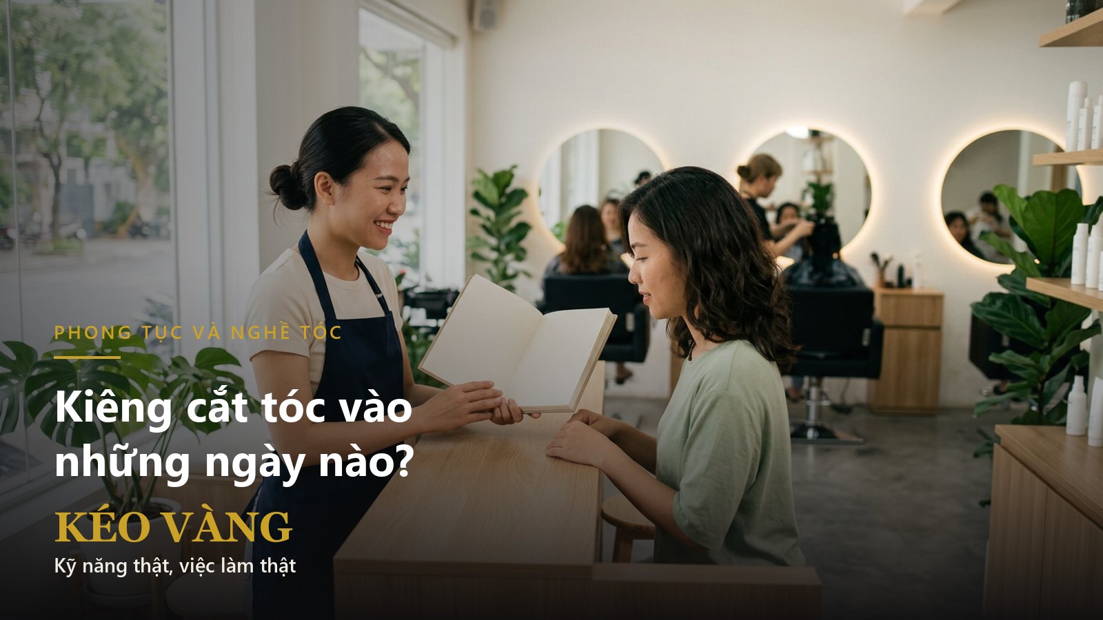 Thợ tóc tư vấn lịch hẹn cho khách tại salon, chủ đề kiêng cắt tóc vào những ngày nào